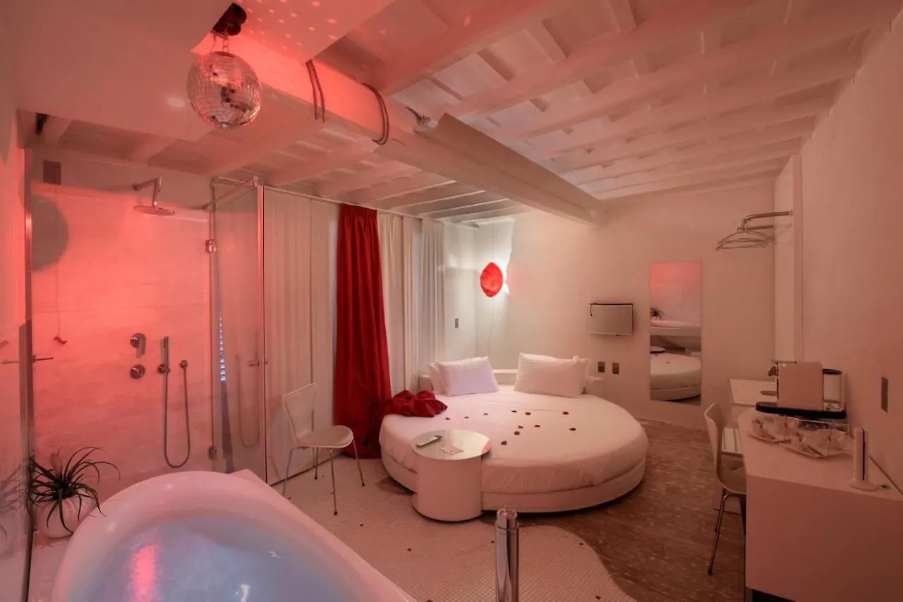 Suitesistina For Brave Lovers Rom Bed & Breakfast